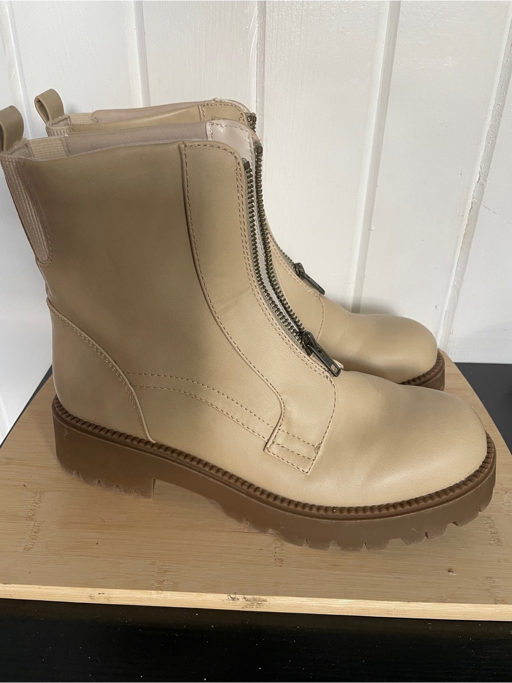 SO Goods for life Beige Front-Zip Chunky Sole faux Leather Boots size 9